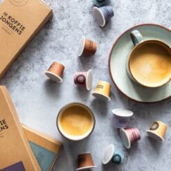 De Koffiejongens - Proefpakket - Nespresso Cups - 100% Biologisch Afbreekbaar - 6x10 Cups - Nespresso Compatible 5 De Koffiejongens - Proefpakket - Nespresso Cups - 100% Biologisch Afbreekbaar - 6x10 Cups - Nespresso Compatible -KoffieLuxe Aanbiedingen Winkel 1200x1200 11