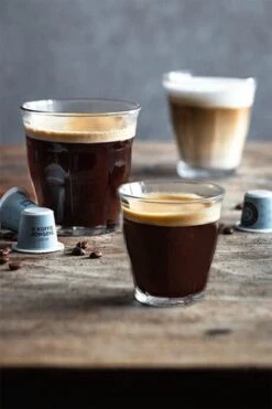 De Koffiejongens - Decaf - Nespresso Cups - 100% Biologisch Afbreekbaar - 60 Cups - 100% Nespresso Compatible 5 De Koffiejongens - Decaf - Nespresso Cups - 100% Biologisch Afbreekbaar - 60 Cups - 100% Nespresso Compatible -KoffieLuxe Aanbiedingen Winkel 800x1200 12