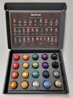 Koffie Proeverij Pakket Met 20 Stuks Verschillende Smaken En Mystery Card 'Enjoy The Sweet Moment' Met Persoonlijke (video) Boodschap | Verjaardag | Sinterklaas | Kerstpakket | Vaderdag | Moederdag | Jubileum | Valentijnsdag 12 Koffie Proeverij Pakket Met 20 Stuks Verschillende Smaken En Mystery Card 'Enjoy The Sweet Moment' Met Persoonlijke (video) Boodschap | Verjaardag | Sinterklaas | Kerstpakket | Vaderdag | Moederdag | Jubileum | Valentijnsdag -KoffieLuxe Aanbiedingen Winkel 899x1200 1